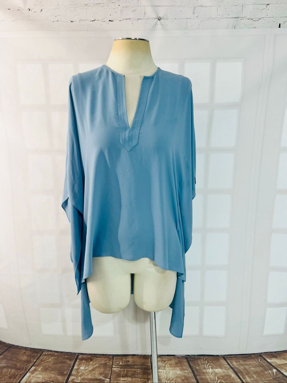 BCBGMaxazria Light Blue Neda High Low V-Neck Tunic Blouse Top Size XS/Small